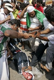 Libyan protesters burn Obama in effigy